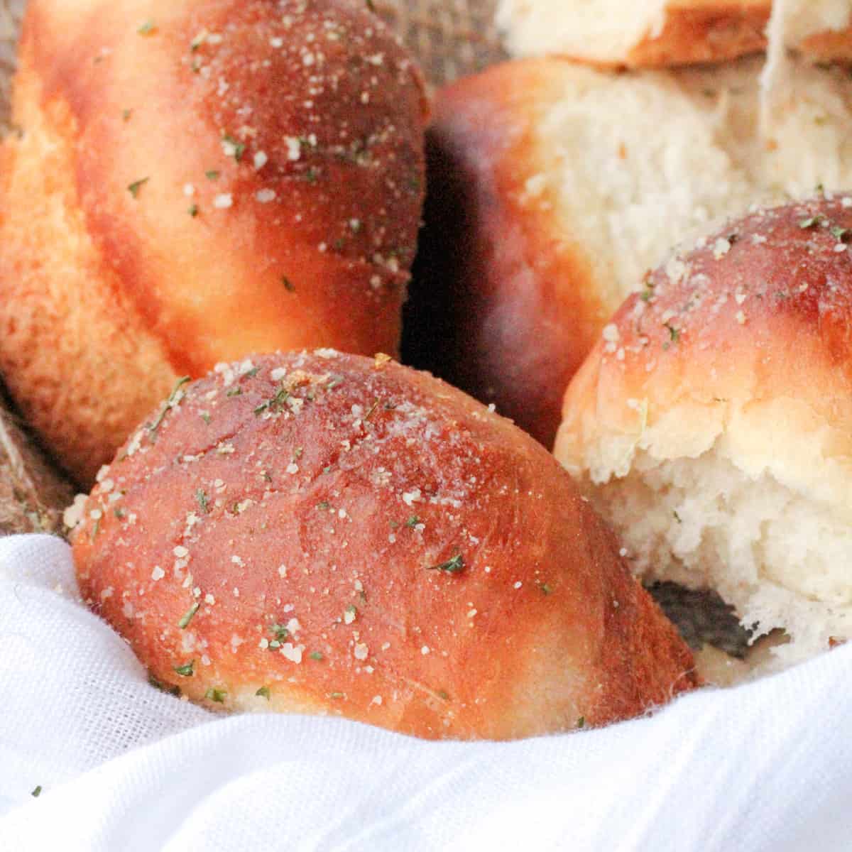 Garlic and Herb Buttermilk Dinner Rolls