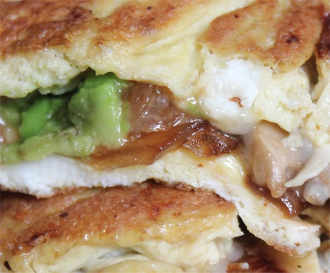 avocado mushroom brie omelette